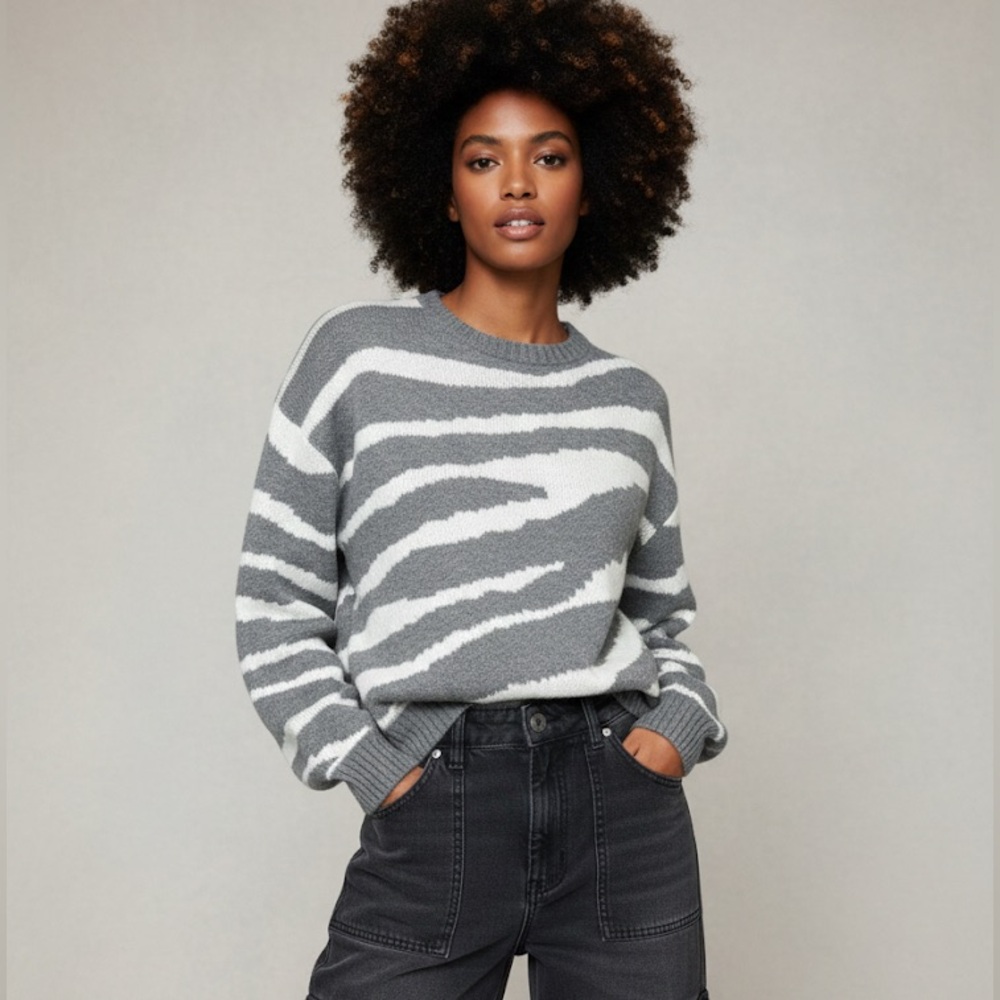 POL Zebra Print Knit Sweater Gray White Slightly Cropped Cozy Soft Size Medium